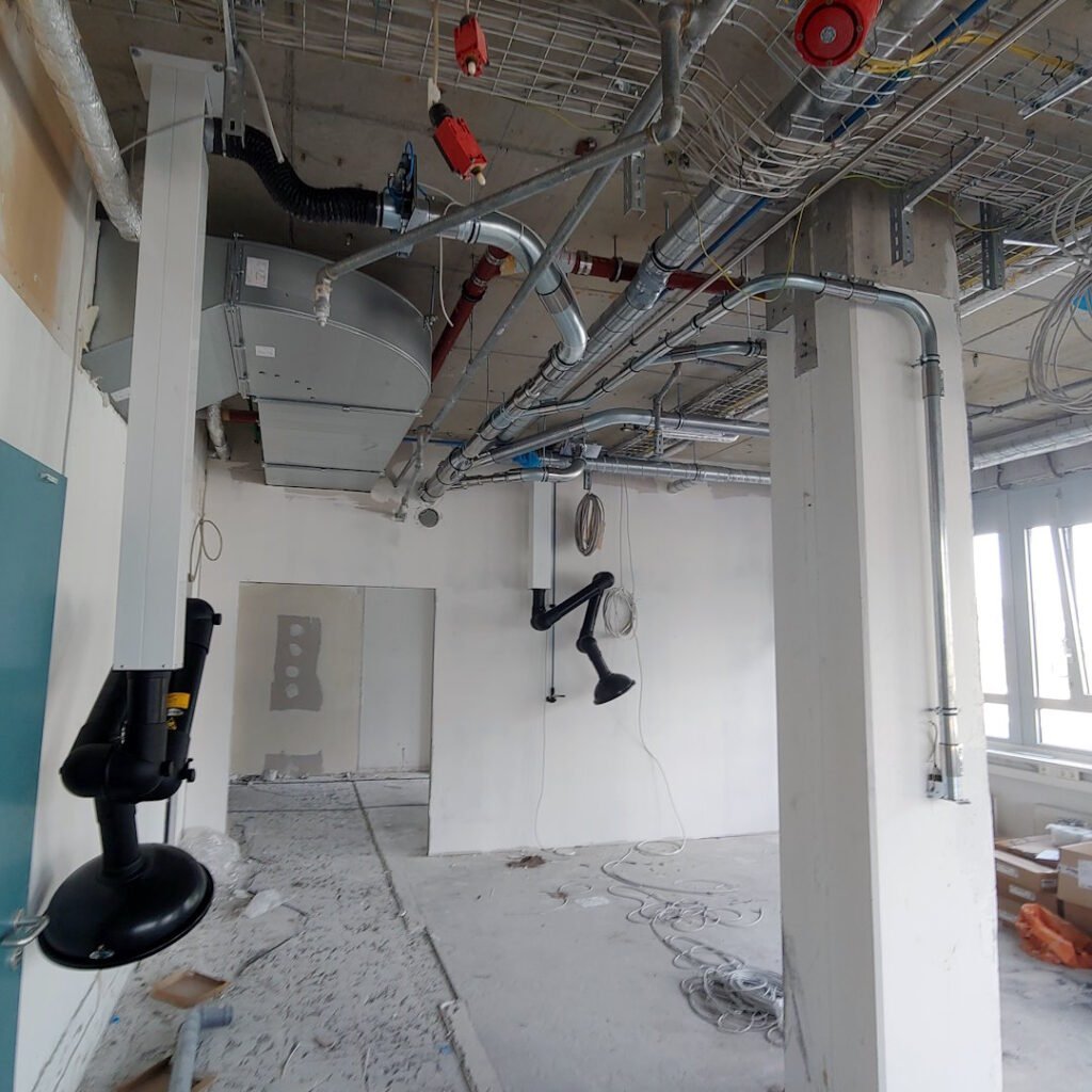 Instalación de un sistema de aspiración centralizado industrial en una sala de producción