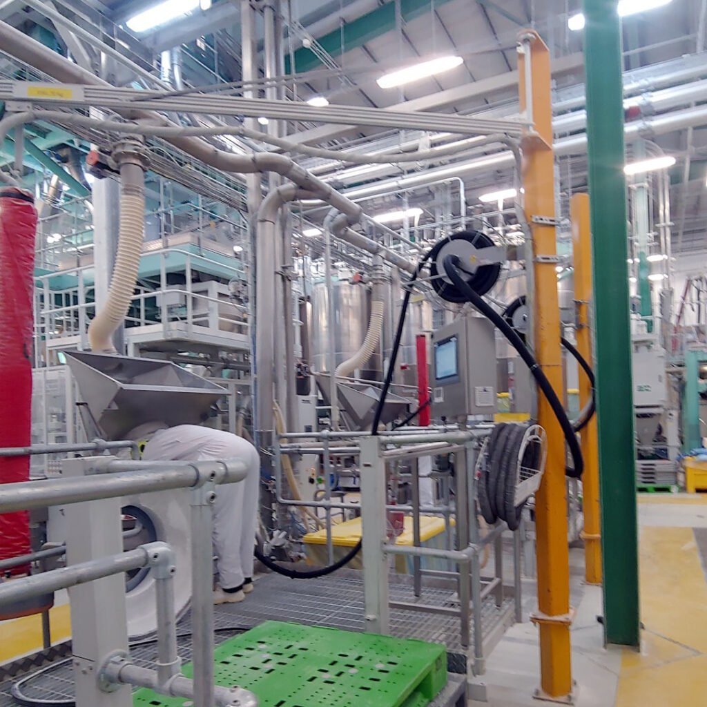 Un hombre limpia una máquina con un sistema de aspiración centralizado industrial