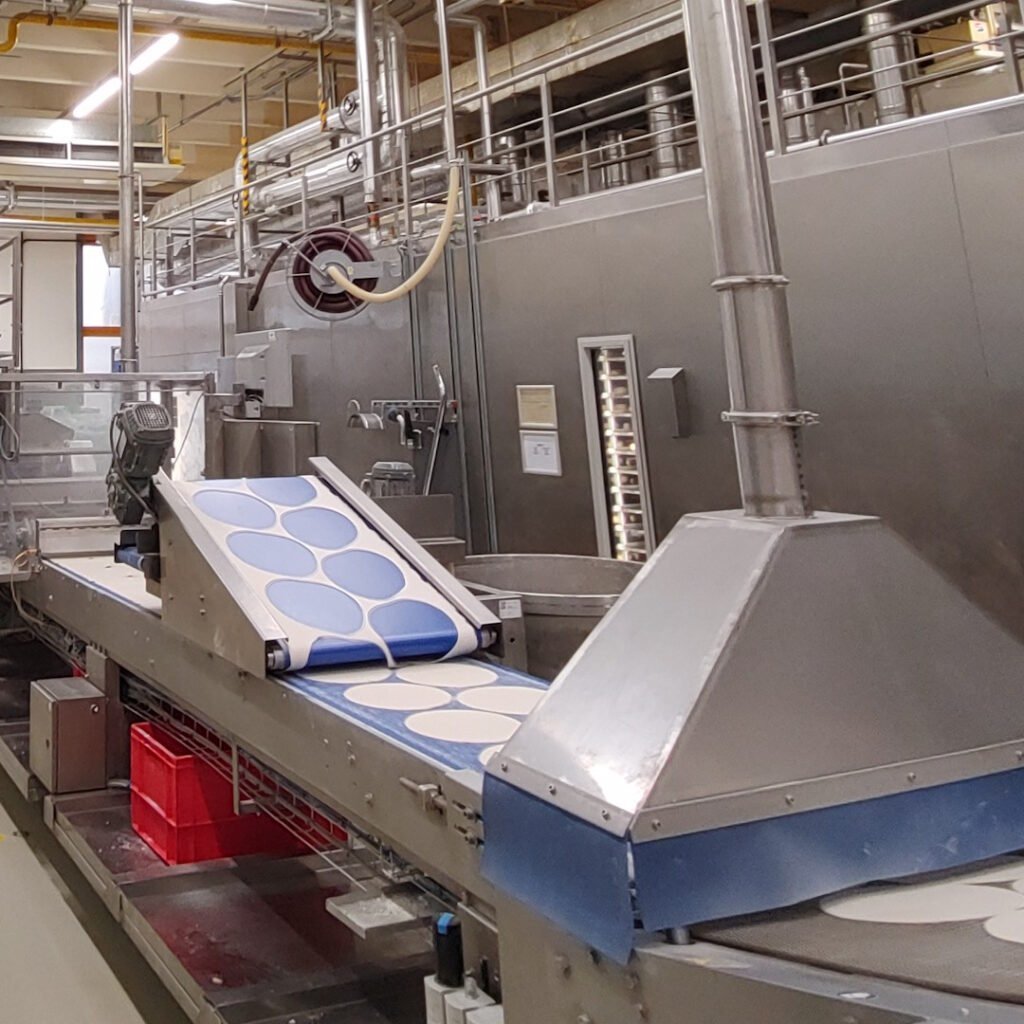 Línea de producción de pizza apoyada por un sistema de aspiración industrial centralizado